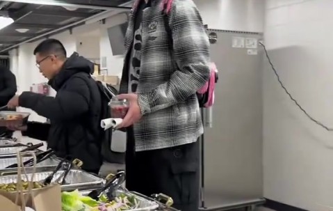 杨瀚森赛后都吃什么？来看看开拓者&amp;湖人&amp;掘金三队的赛后餐