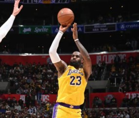 末节19分+5记三分！詹皇造大逆转背后：39岁再进化