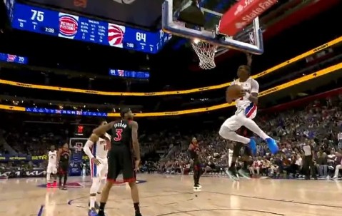 华体会app安装-奥萨尔飞身大拉杆上反篮打进，活塞下半场领先猛龙13分