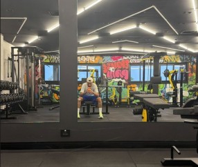 体育娱乐-练起来！内马尔社媒晒健身房内自拍照片